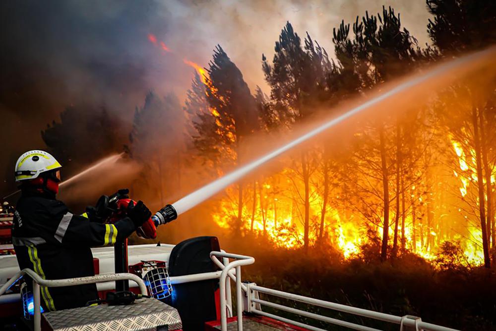 Incêndios florestais devastam a Europa Ocidental, com centenas de mortos por onda de calor