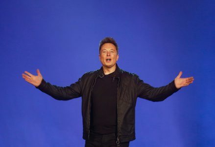 O CEO da Tesla, Elon Musk, apresenta o Cybertruck no estúdio de design da Tesla, em Hawthorne, Califórnia.  Musk assume o mercado de picapes pesadas com seu mais recente Tesla Cybertruck elétrico, Hawthorne, EUA - 21 de novembro de 2019