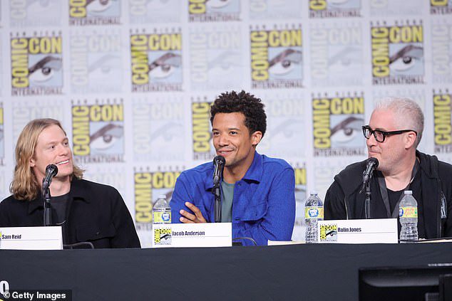 Reed, Anderson e Rollin Jones estavam em um painel durante a Comic Con International 2022: San Diego no Centro de Convenções de San Diego no sábado