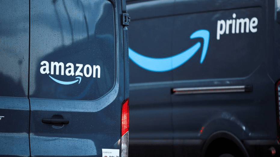 Um caminhão de entrega da Amazon é fotografado fazendo entregas