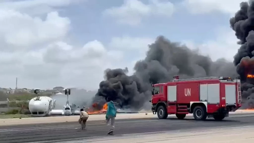 Avião vira após queda de avião no aeroporto de Mogadíscio, Somália