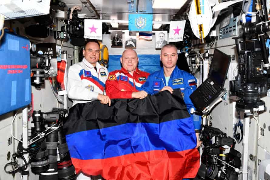 Cosmonautas com a bandeira da autoproclamada República Popular de Donetsk