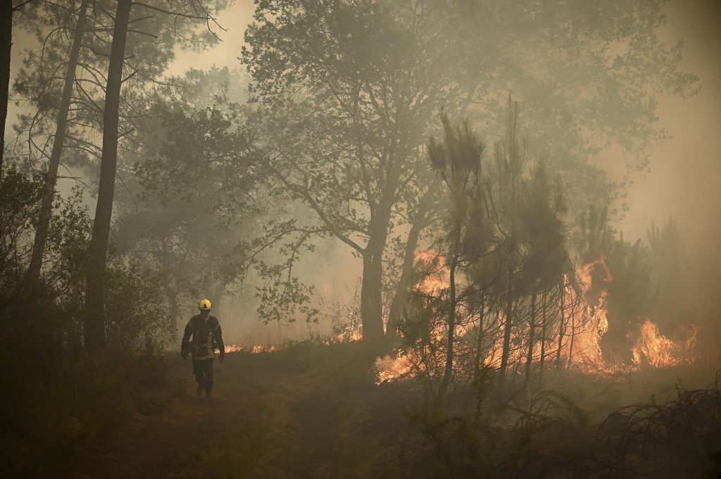 Europa queima em onda de calor que está alimentando incêndios na França e na Espanha