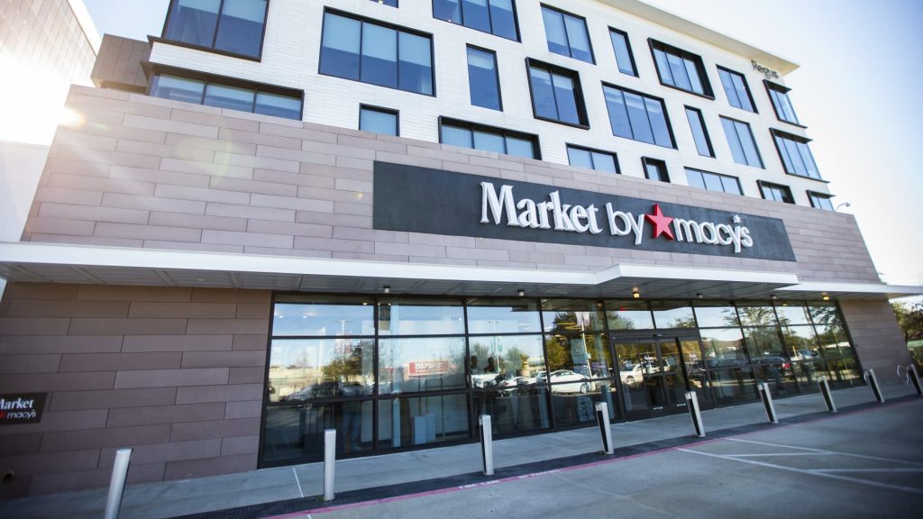 Macy's está acelerando seus planos de abrir lojas menores fora de shoppings
