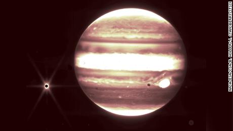 Júpiter, no centro, e sua lua Europa, à esquerda, são vistos pelo instrumento NIRCam do telescópio Webb.