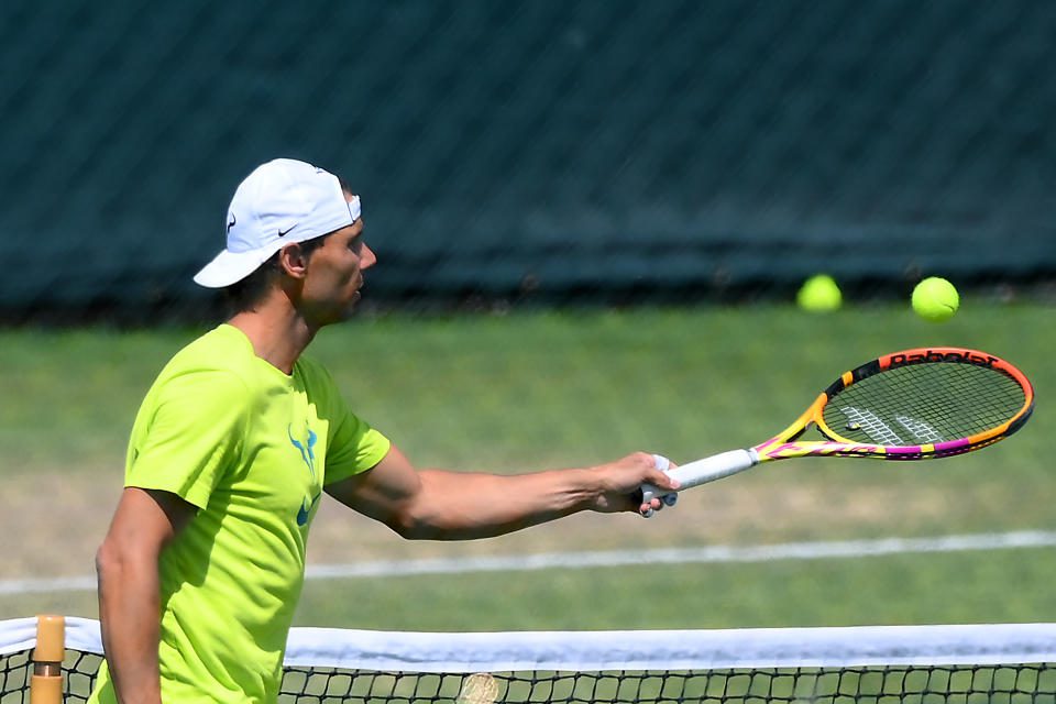 Rafael Nadal treinou um dia depois de sofrer uma lesão no abdômen em Wimbledon.  (Foto de Sean Pottrell/Getty Images)