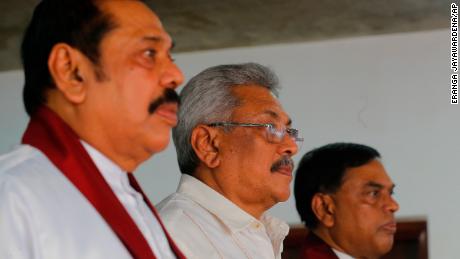 Como o presidente fugitivo do Sri Lanka passou de herói de guerra?  para o fugitivo