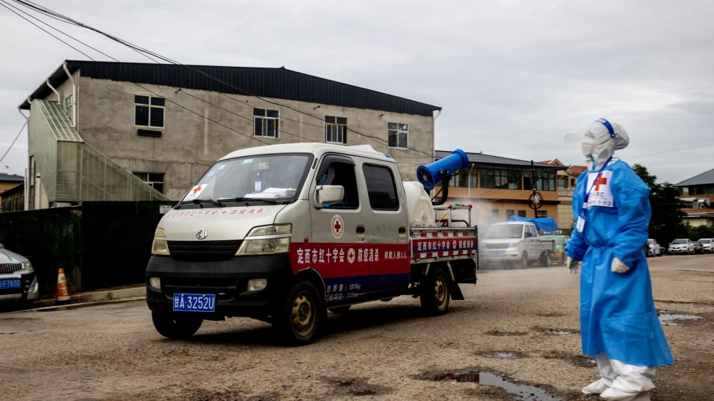 Último pico de casos de COVID-19 na China atrapalha turistas e restringe viagens