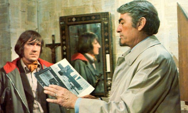 David Warner, à esquerda, com Gregory Peck em The Omen