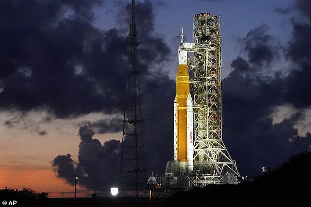 Shaun e Orion serão lançados pelo Sistema de Lançamento Espacial da NASA - 322 pés (98 m) de altura, US $ 23 bilhões - no final deste verão.