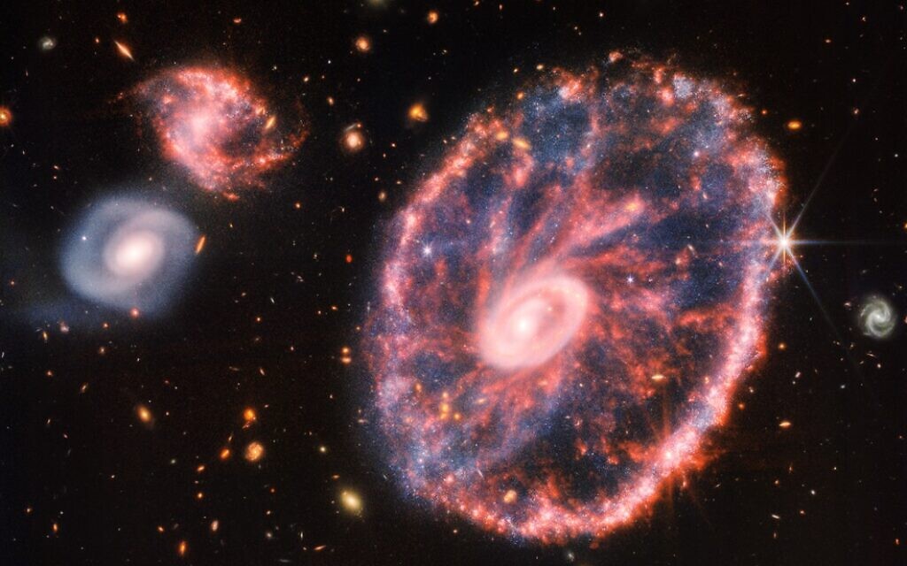 Telescópio Webb captura a colorida galáxia Cartwheel a 500 milhões de anos-luz de distância