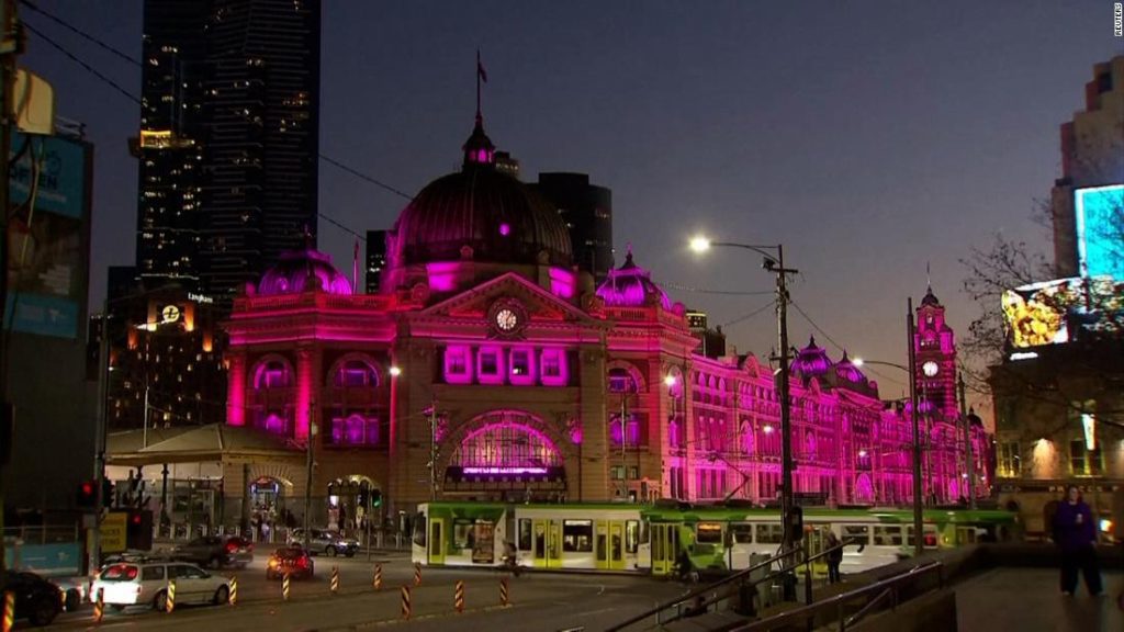 Olivia Newton-John: marcos australianos brilham em rosa para homenagear cantora e ativista do câncer