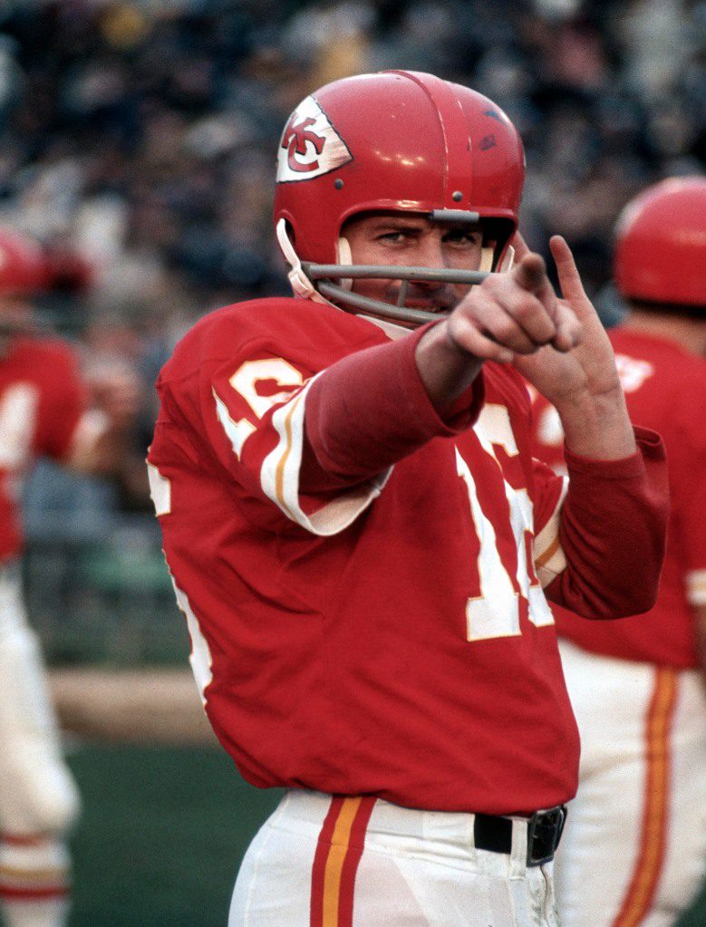 Lynn Dawson, do Kansas City Chiefs, assiste a um jogo de futebol americano da NFL de 1969 em Kansas City.
