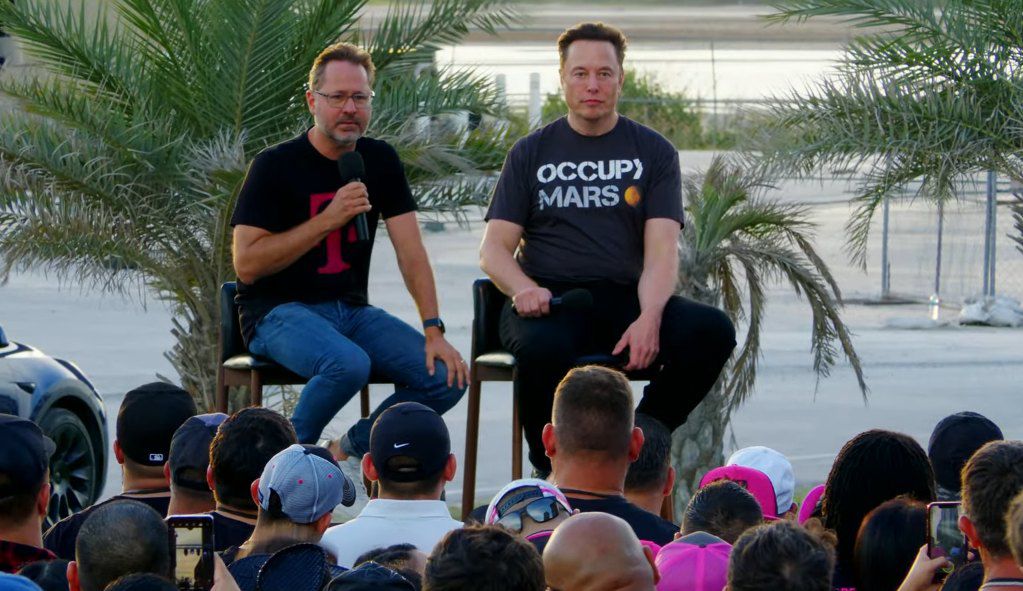 O CEO da T-Mobile, Mike Seifert, e o engenheiro-chefe Elon Musk na SpaceX