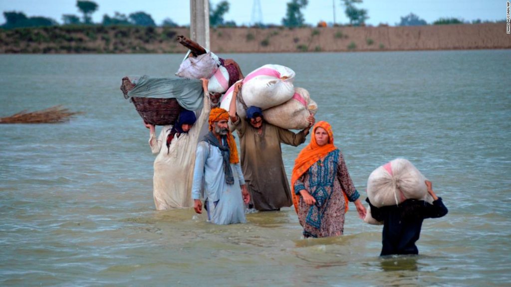 Inundações no Paquistão afetaram 33 milhões de pessoas no pior desastre em uma década, diz ministro
