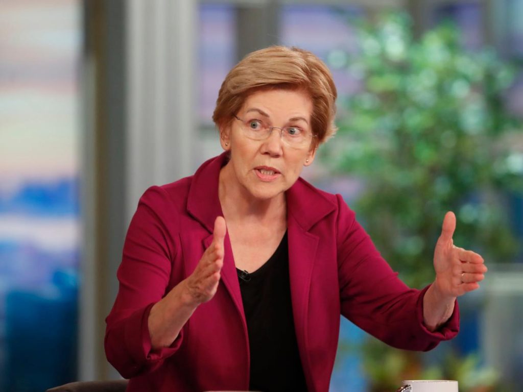 Elizabeth Warren diz estar "profundamente preocupada" com o fato de o Fed estar levando os EUA à recessão ao aumentar as taxas de juros