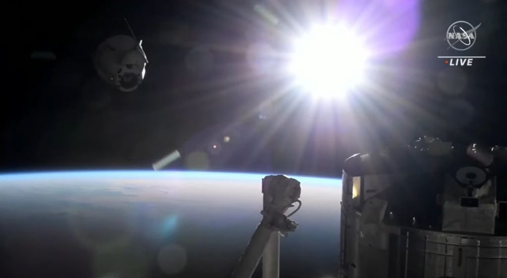 A cápsula de carga SpaceX Dragon deixa a estação espacial em sua viagem de volta à Terra
