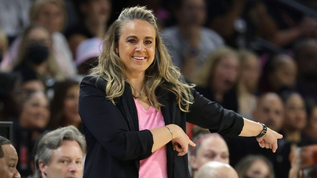 Becky Hammon, craque de Las Vegas, é eleita Treinadora do Ano da WNBA de 2022