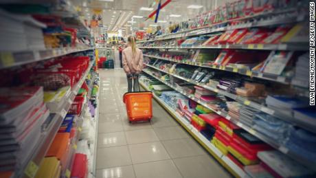 Mochila no ano passado: famílias em dificuldades lutam para pagar as compras de volta às aulas