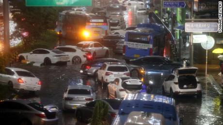 Carros abandonados enchem uma estrada em uma área inundada durante fortes chuvas em Seul, Coreia do Sul, em 8 de agosto.