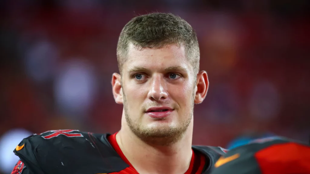 Karl Nessib, o primeiro jogador gay ativo da NFL, deve se juntar aos Buccaneers