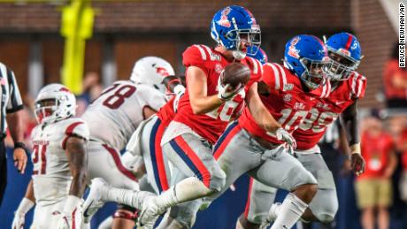 Luke Knox comemora sua recuperação enquanto jogava com o Ole Miss durante um jogo de futebol americano universitário da NCAA em 7 de setembro de 2019.