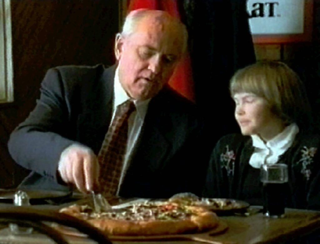 O assassinato de Mikhail Gorbachev, o último líder da União Soviética, revelou o anúncio da Pizza Hut