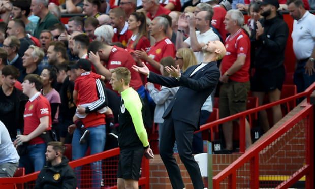 Eric Ten Hag mostra sua frustração durante a derrota de abertura do Manchester United