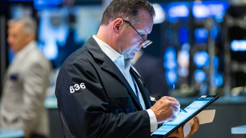 Os futuros da Dow caíram 300 pontos para começar a semana, com o rali de Wall Street continuando