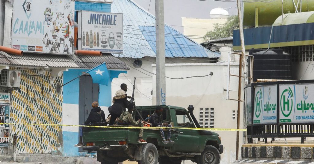 Pelo menos 12 mortos em cerco a hotel na Somália no segundo dia