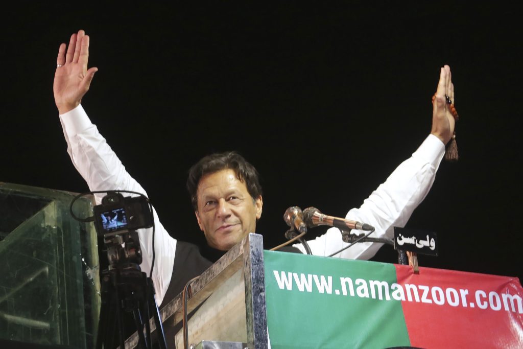 Polícia leva acusações de terrorismo ao paquistanês Imran Khan