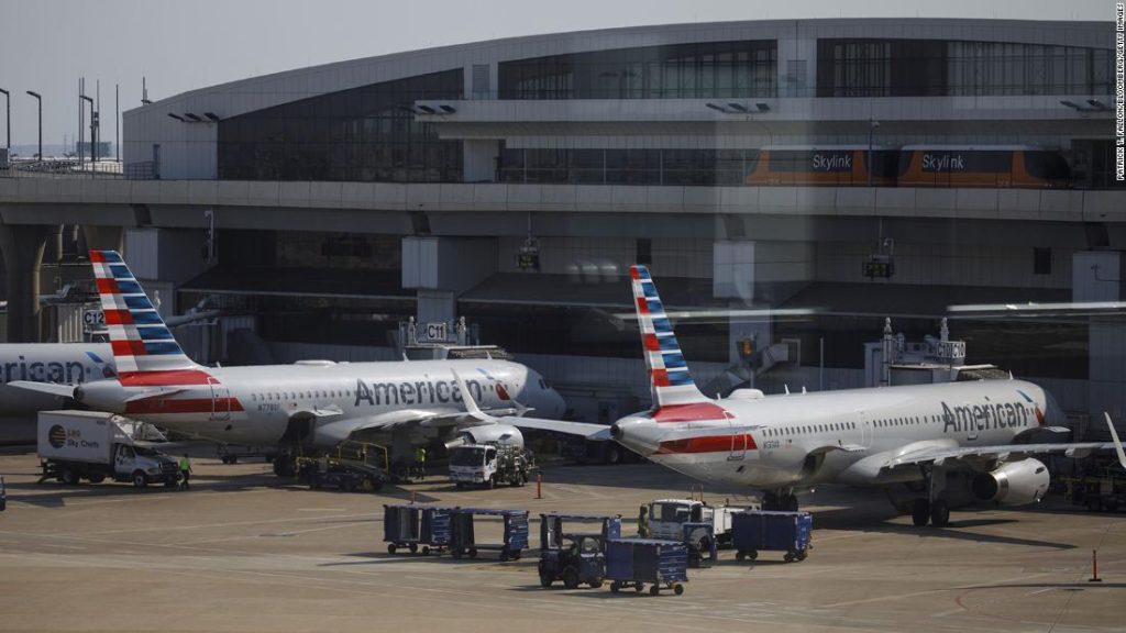 Tempestades no aeroporto de DFW cancelaram centenas de voos