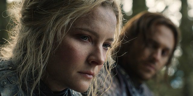 Esta imagem postada pela Amazon Studios mostra Morfydd Clark em uma cena de "O Senhor dos Anéis: Os Anéis do Poder." (Amazon Studios via AP)