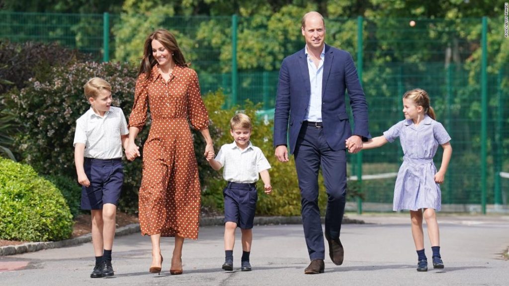 LAMBROOKE SCHOOL: As crianças reais George, Charlotte e Louis chegam em seu primeiro dia