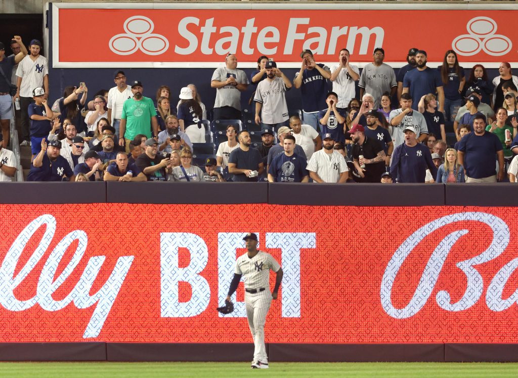 Aaron Hicks vaiou depois que ele perdeu o segundo flyball da noite. 