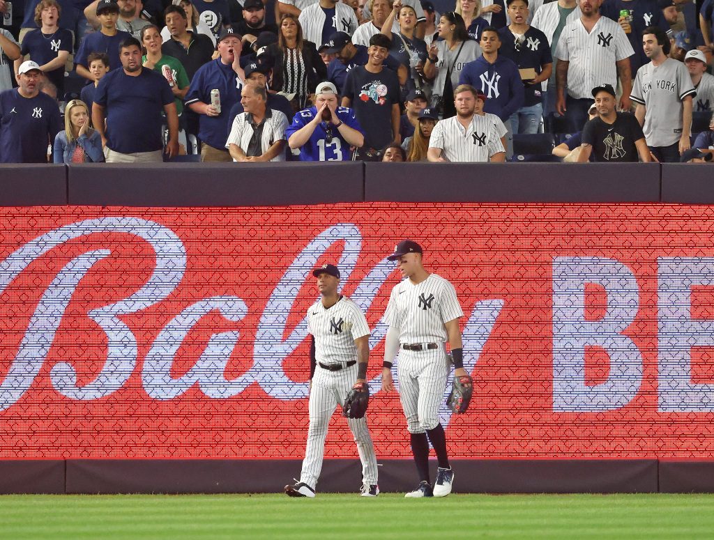 Aaron Judge, à direita, fala com Aaron Hicks no campo. 