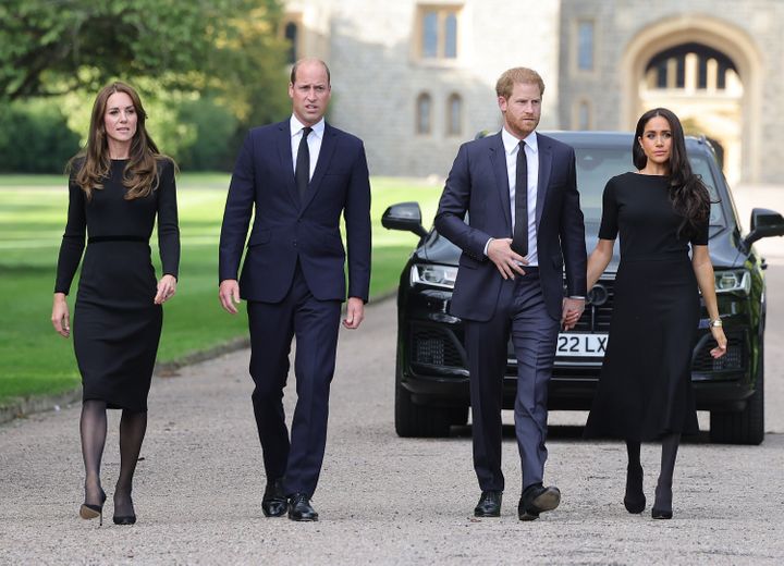 O príncipe e a princesa de Gales e o duque e a duquesa de Sussex chegam ao Castelo de Windsor para ver flores e homenagens à rainha Elizabeth em 10 de setembro em Windsor, Inglaterra. 