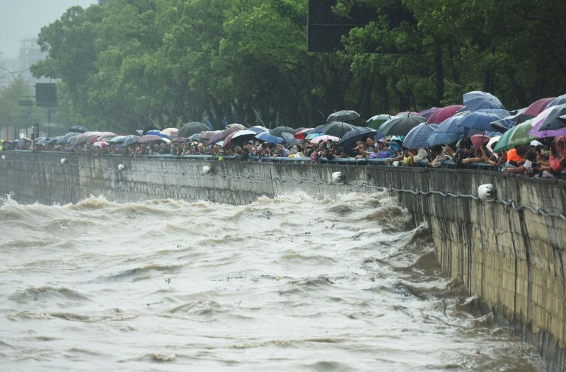 Tufão Muifa chega à terra enquanto milhões na China se preparam para fortes chuvas e inundações