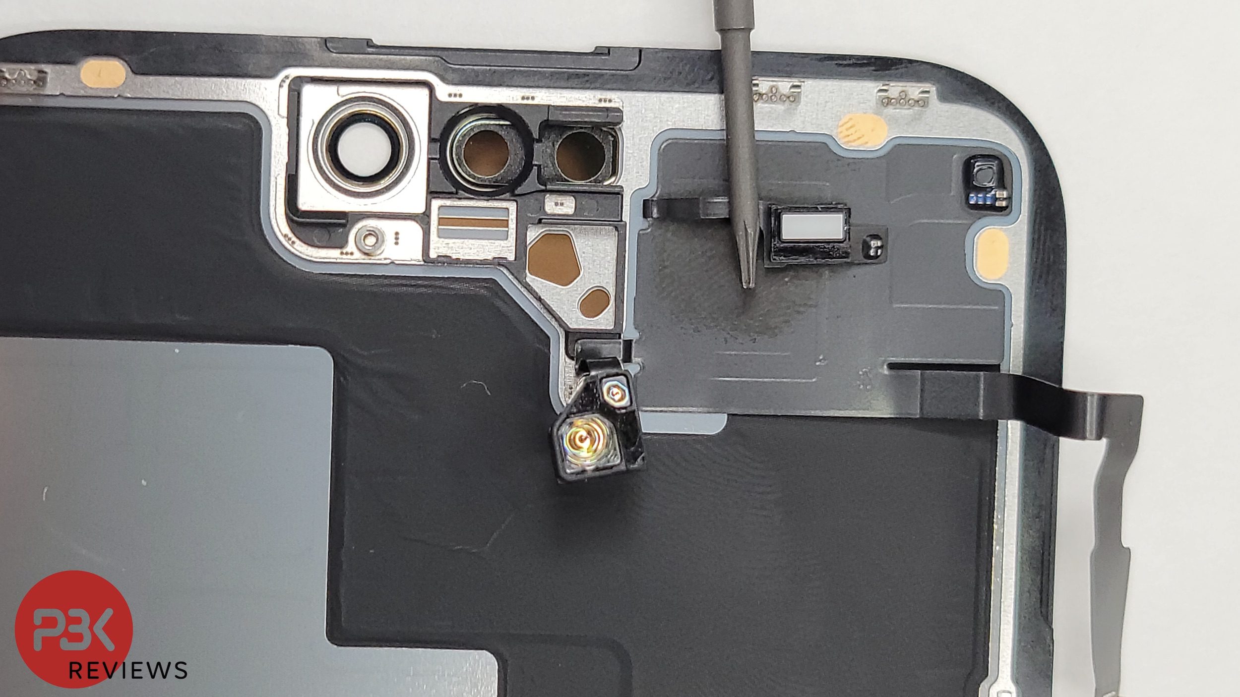 A desmontagem antecipada do iPhone 14 Pro Max nos dá uma primeira olhada nos componentes internos do telefone.