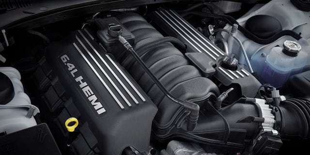 O V8 de 6,4 litros foi usado pela última vez no 300 em 2014.