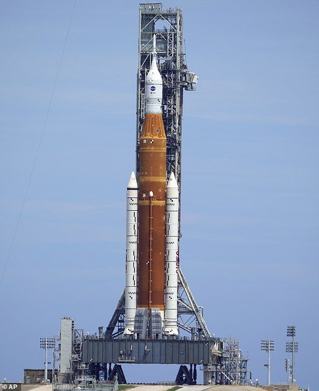 O estudo ocorre quando o enorme foguete Artemis 1 da NASA (acima) enfrenta um teste de congelamento esta semana e uma possível tentativa de lançamento - dependendo de várias condições - durante uma janela de 70 minutos em 27 de setembro com backup em outubro.  2