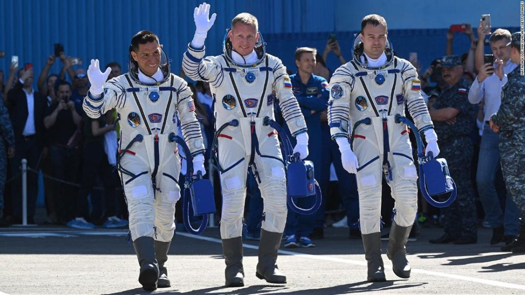 Astronauta da NASA e cosmonautas russos partem para o espaço