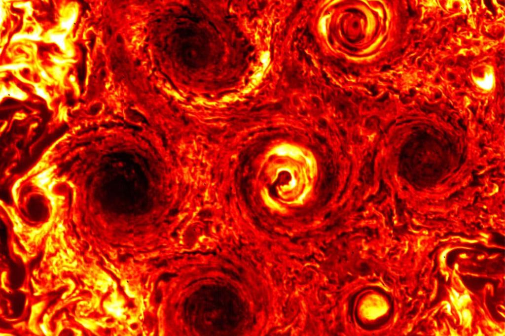 Cientistas perplexos com misteriosos ciclones nos pólos de Júpiter