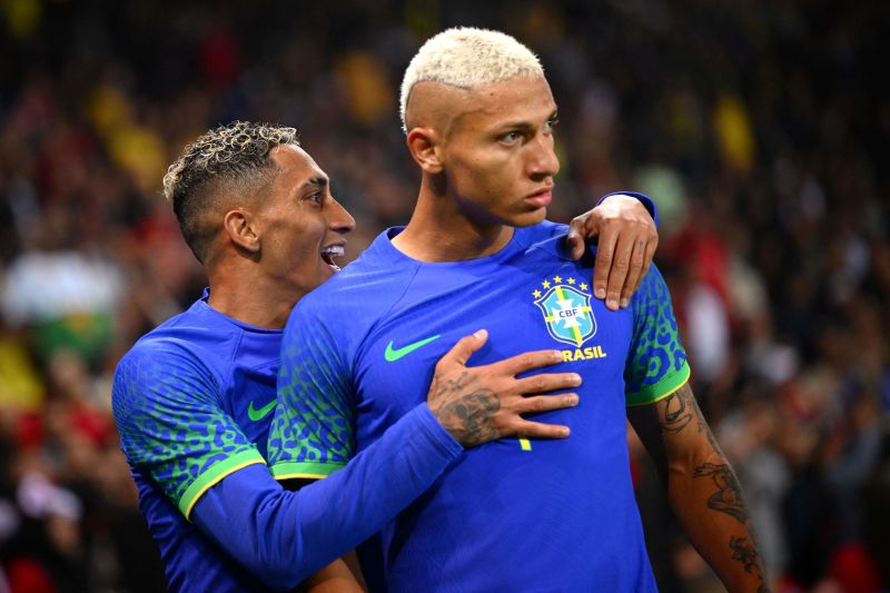 Richarlison: Atacante brasileiro foi agredido racialmente quando torcedores jogaram bananas nele durante a vitória por 5 a 1 sobre a Tunísia na França