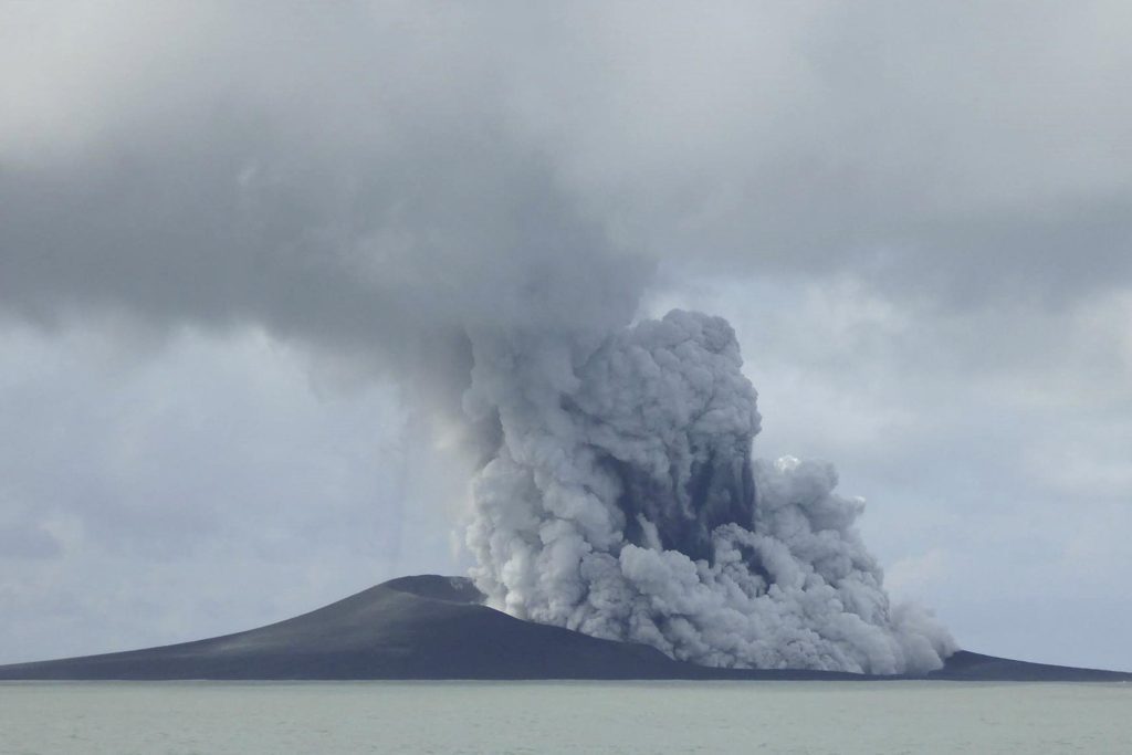 A erupção do vulcão Tonga foi incomum, poderia até aquecer a terra