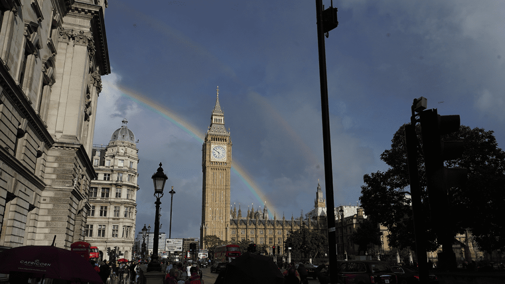 Arco-íris duplo sobre o Palácio de Buckingham após a morte da rainha Elizabeth II: 'um símbolo duradouro'