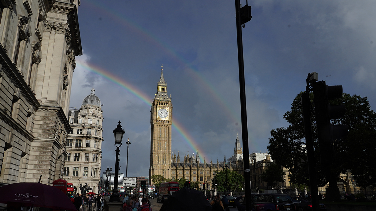 Arco-íris duplo é visto no céu da Inglaterra no dia da morte da