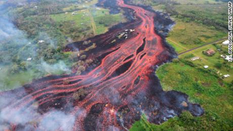 Vulcão Kilauea no Havaí vomita lava em todos os lugares