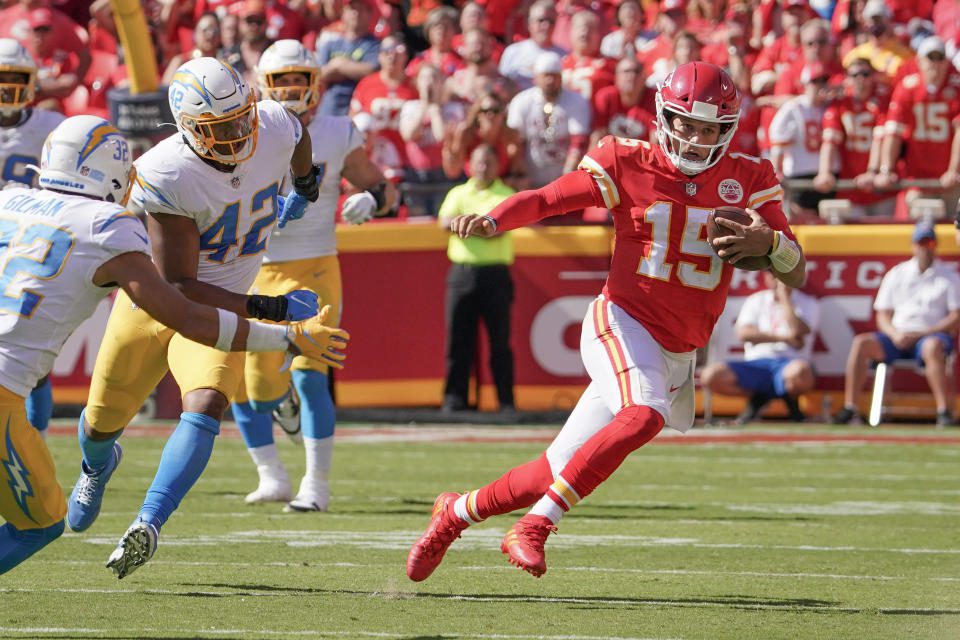 26 de setembro de 2021;  Kansas City, Missouri, EUA;  O quarterback do Kansas City Chiefs, Patrick Mahomes (15) corre a bola enquanto Alohi Gilman (32) defende a segurança do Los Angeles Chargers durante o jogo no GEHA Field no Arrowhead Stadium.  Crédito obrigatório: Denny Medley-USA TODAY Sports Amazon Prime