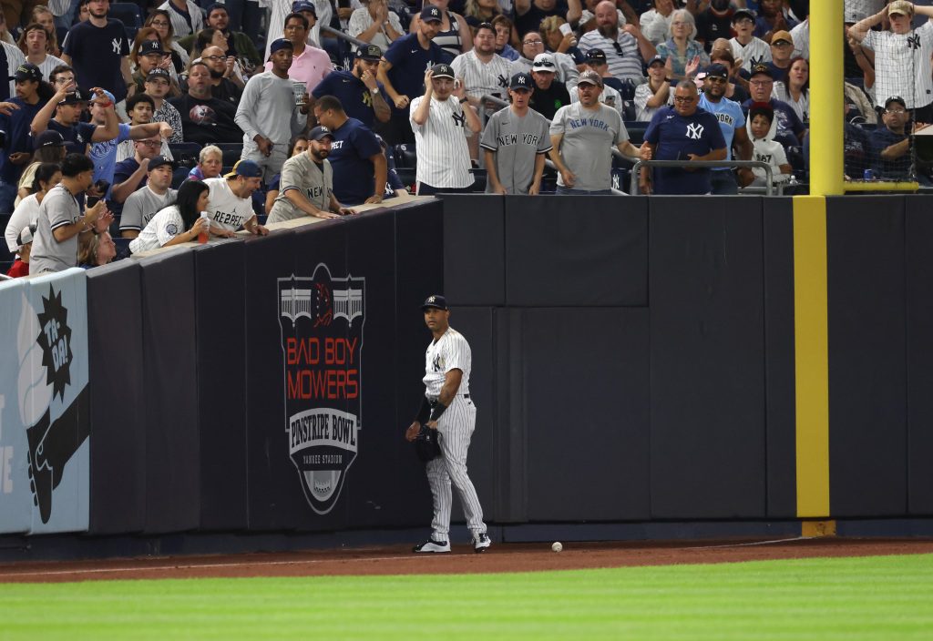 Aaron Hicks não sabe que uma bola mal jogada desempenha um papel. 